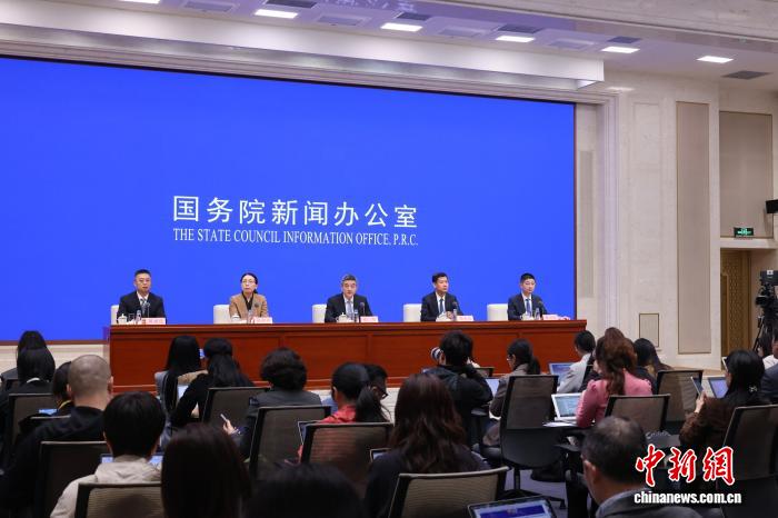 4月13日，中原邦务院音信办公室正在北京举办邦务院战略例止吹风会，邦家卫死安康委副主任郑哲、医政司卖力人李年夜川、下层卫死安康司司少焦俗辉，邦家医保局医药效劳办理司司少黄心宇引见《对于放慢扶植分级疗养体例的多少步伐》相关环境，并问记者问。 中新社记者 杨可好 摄